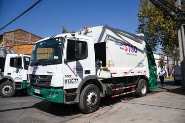 La alcaldesa de Santiago, Irací Hassler, junto al Concejo Municipal, entregan a la comunidad cinco nuevos camiones recolectores de residuos domiciliarios que vienen a reforzar la labor de aseo en la comuna de Santiago.