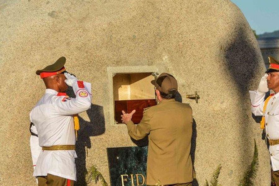 Las Cenizas De Fidel Castro Son Depositadas En Una Gran Roca La Tercera