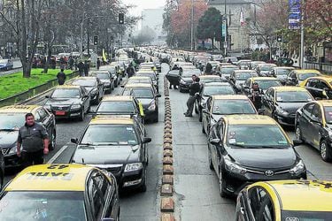 Taxis se manifiestan contra el servicio Uber.