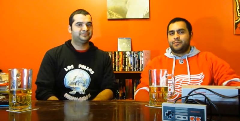 César Huispe y Esteban Espinoza, fundadores del canal de YouTube Críticas QLS, en el primer video que subieron en 2014: Crítica a Mala Leche.