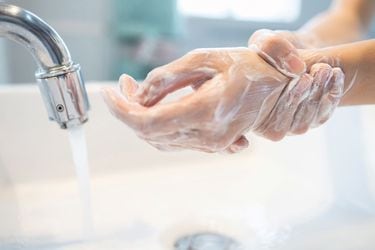 Cuida tus manos del daño por jabón y alcohol gel