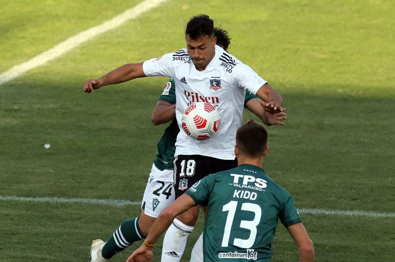 Iván Morales frente a la defensa de Santiago Wanderers