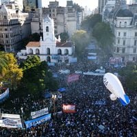 Masiva marcha universitaria se congrega en Buenos Aires contra medidas de Milei