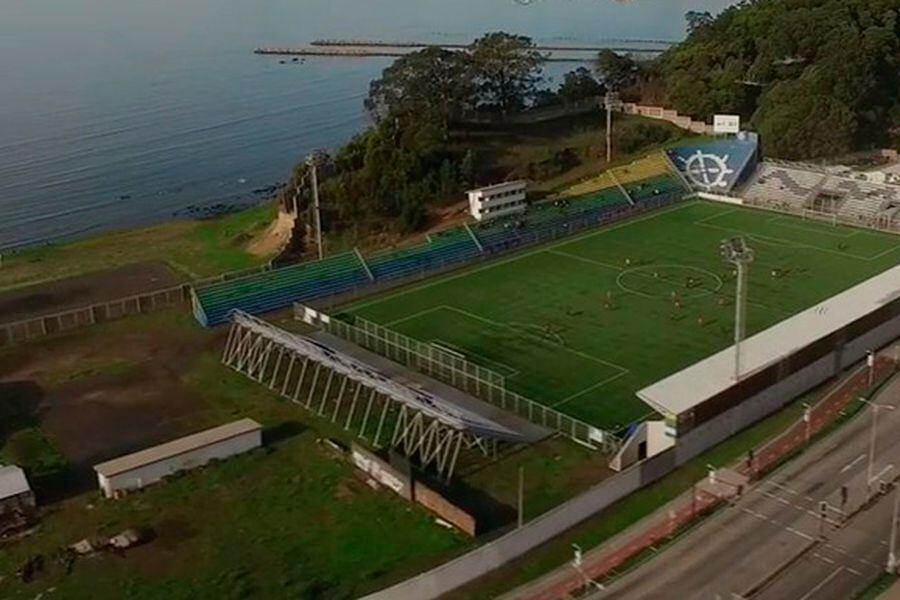 Hinchas de Naval se manifiestan ante el rechazo de autorizar el estadio