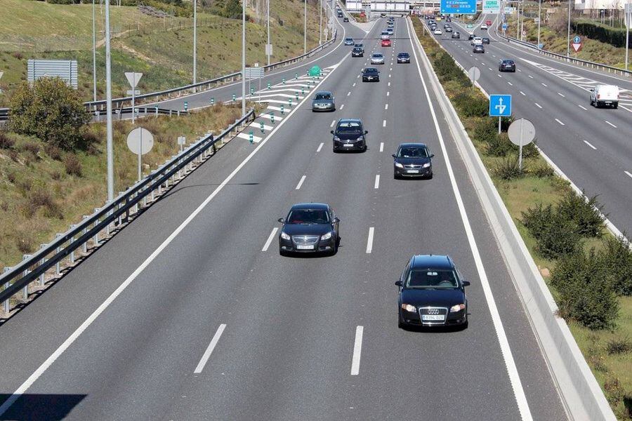 Por qué transitar por el carril izquierdo entorpece la circulación? La  campaña que busca eliminar esta mala práctica en autopistas - La Tercera