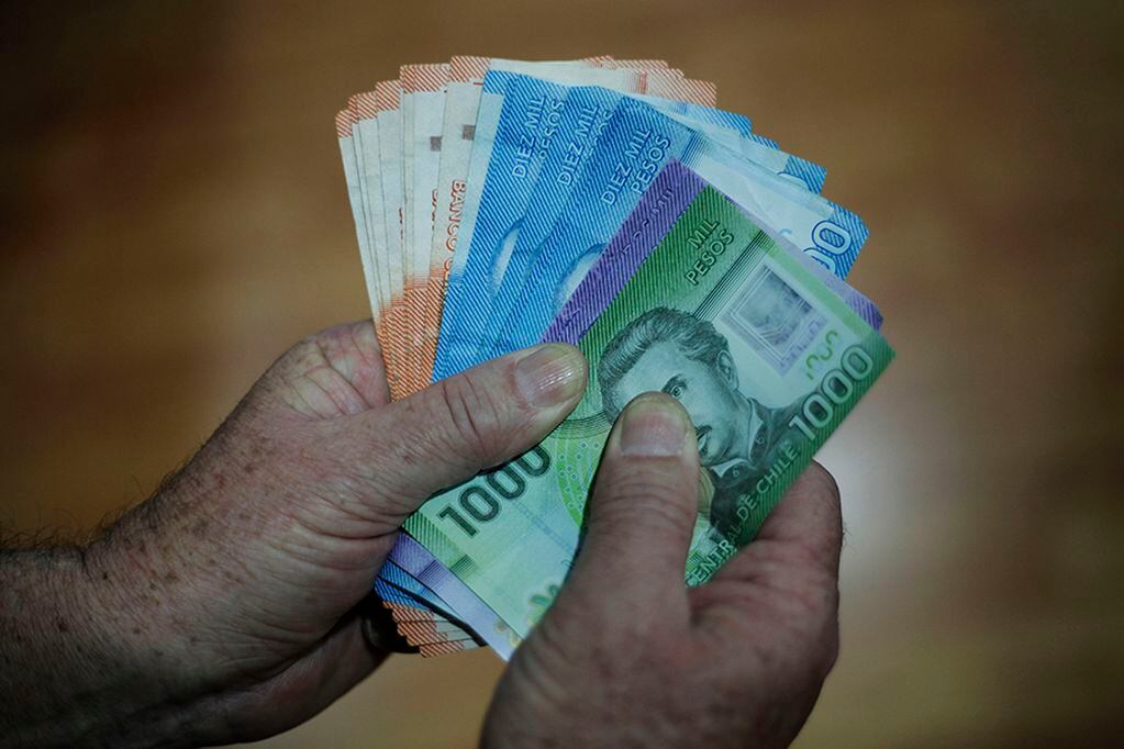 9 de julio de 2014/SANTIAGODetalle de billetes que suman 225 mil pesos, lo que equivale al salario mínimo que fue aprobado hoy por el senado. FOTO: DAVID VON BLOHN/ AGENCIAUNO