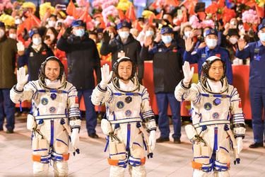 Nave china con tres astronautas llega a estación espacial para misión de seis meses