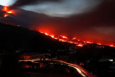 Erupción del volcán en la isla española de La Palma cumple un mes: ha obligado a evacuar a casi 7 mil personas