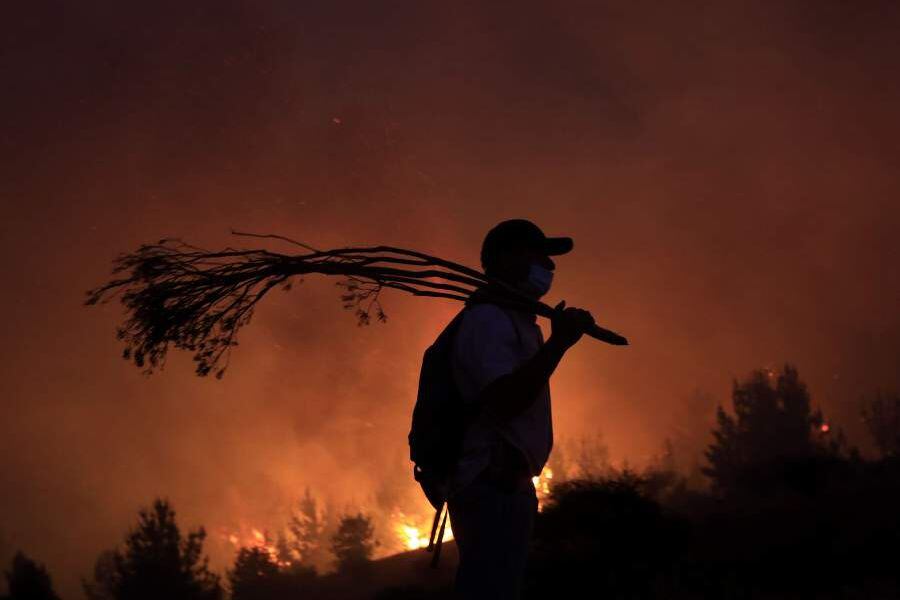 CAUQUENES Combate de incendio durante la noche