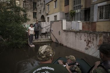 Inundaciones por colapso de represa en Ucrania dejan a cientos de personas varadas en techos y sin agua potable