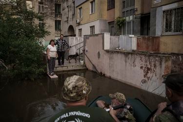 Inundaciones por colapso de represa en Ucrania dejan a cientos de personas varadas en techos y sin agua potable