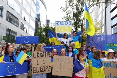 Los líderes europeos dan luz verde a la candidatura de Ucrania para entrar en la UE y mandan señal a Rusia