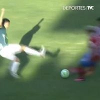 Lesionó a dos rivales al mismo tiempo: la escalofriante patada voladora que estremece al fútbol hondureño