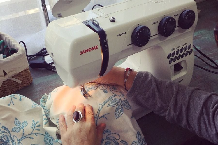 Coser está de moda otra vez: la mujer con más de  seguidores en  Instagram que promueve la auto confección de ropa - La Tercera
