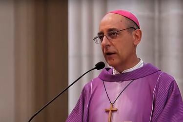 Arzobispo argentino cercano al Papa admite errores en el manejo del caso de sacerdote acusado de abusos