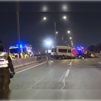 Choque entre camión y furgón deja una persona fallecida y 9 heridos en autopista General Velásquez