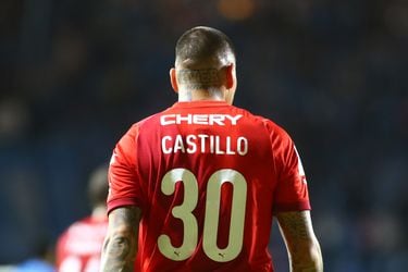 Nicolás Castillo anotó de tiro libre ante Iquique y Unión Española.