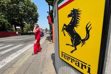 Ferrari sube previsiones por fuerte mix de modelos y efectos postivos de tipo cambio