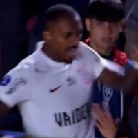 Se expone a un duro castigo: la agresión de un jugador del Corinthians a un árbitro asistente chileno
