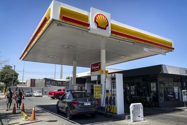 Precio de la bencina de 93 octanos baja de $1.300 promedio en 15 de las 16 regiones del país 