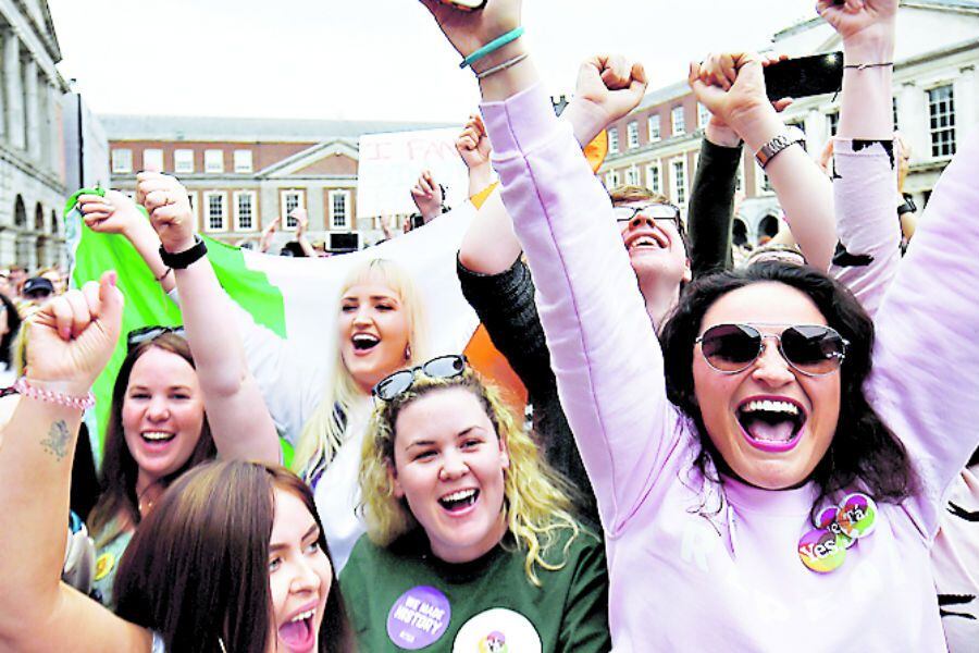 People celebrate the result of yesterday's (41805668)