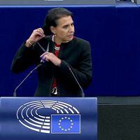 “La ira es más fuerte que el opresor”: Diputada sueca se corta el pelo ante la Eurocámara en apoyo a las mujeres de Irán