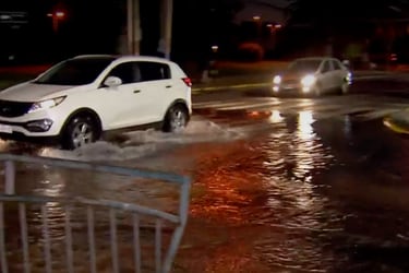 Rotura de matriz provoca inundación en calles de Maipú: sanitaria informa que equipos ya trabajan para normalizar el servicio