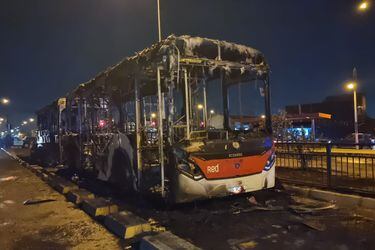 Encapuchados conminan a bajar a 25 pasajeros de un bus del Transantiago para luego quemarlo 