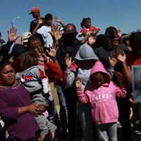 México ofrece permisos de tránsito a caravana de migrantes que intenta llegar a EE.UU.