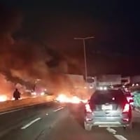 Pobladores levantan barricadas incendiarias en ruta Las Palmas y provocan gran congestión vehicular