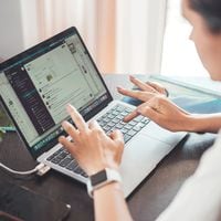 Más experiencia, más brecha: Encuesta revela que mujeres en informática ganan hasta 20% menos que un hombre