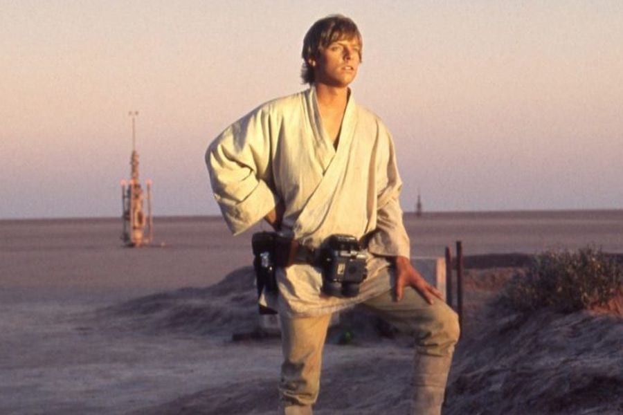 Mark-Hamill-as-Luke-Skywalker-in-Star-Wars-A-New-Hope-900x600-820x500