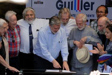 Candidato Presidencial Alejandro Guillier firma compromiso con la cultura.
