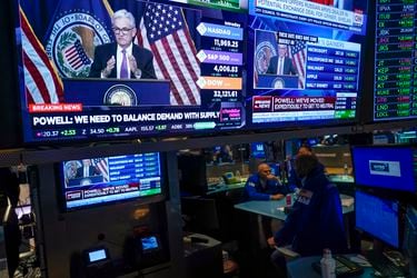 Wall Street cierra con baja y volatilidad tras publicación de las minutas de la Fed