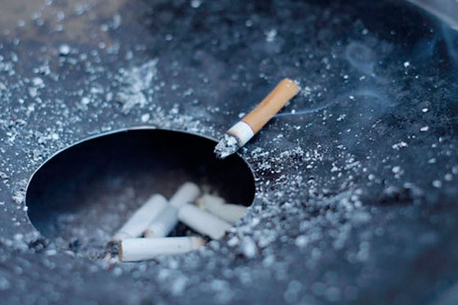 Estudio indica que fumar un cigarro al día ya aumenta el riesgo de muerte  prematura - La Tercera