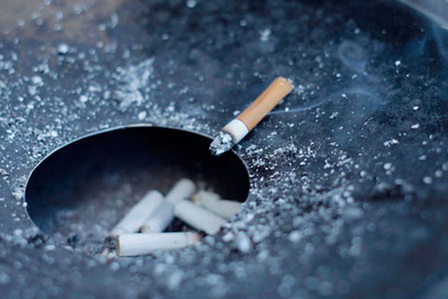 Estudio indica que fumar un cigarro al día ya aumenta el riesgo de muerte prematura - La Tercera Estudio indica que fumar un cigarro al día ya aumenta el riesgo de muerte prematura - La Tercera
