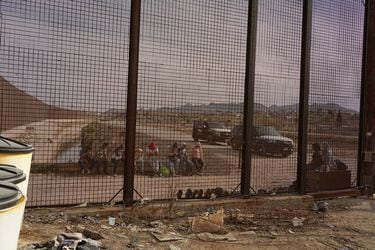 Texas construye barrera en la frontera con México sin permisos del gobierno de EE.UU.