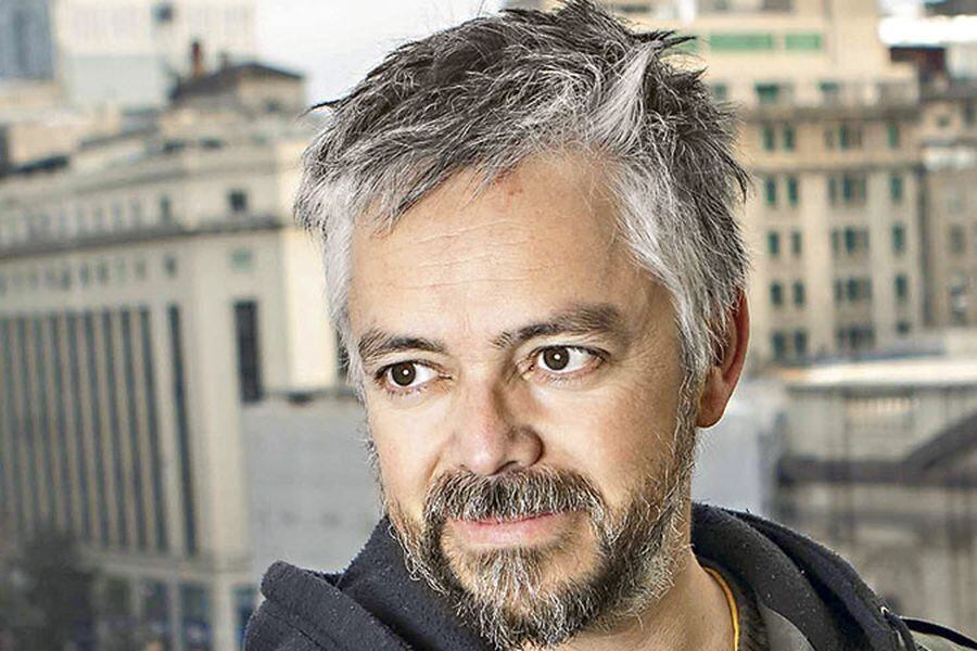 Jorge Baradit: "Mi afán no es agarrar a patadas las ...