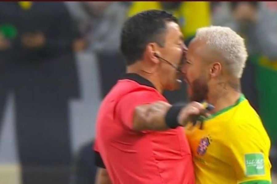 El momento en el que Neymar encara al árbitro Roberto Tobar.