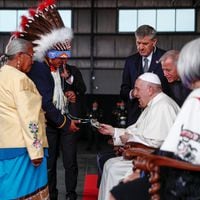 El Papa inicia tensa visita a Canadá para pedir perdón a grupos indígenas por abusos de misioneros