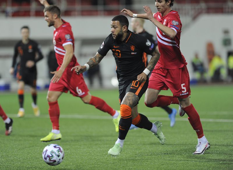 Memphis Depay conduce el balón en la victoria de Holanda ante Gibraltar, por las Eliminatorias de Europa para el Mundial de Qatar 2022.