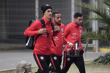 La seleccion de futbol de Chile llega hasta el aeropuerto donde partira rumbo a Rusia para jugar la Copa Fifa Confederaciones 2017