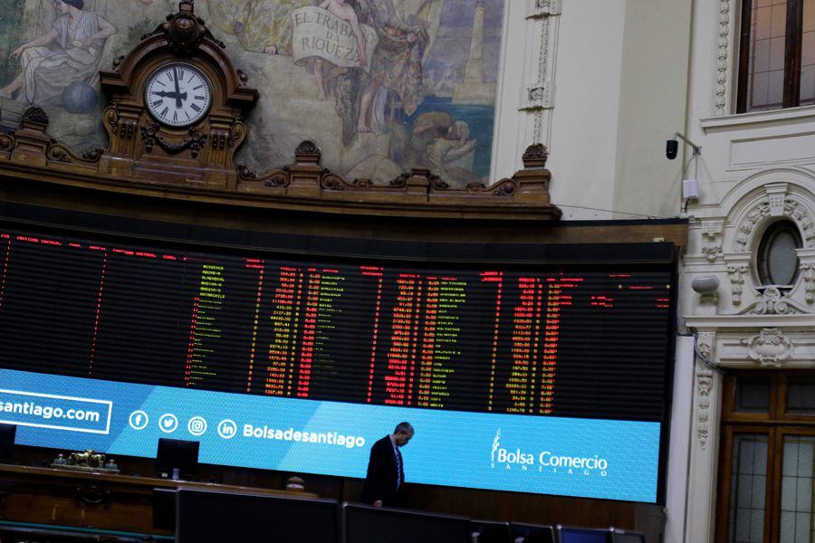 Las últimas semanas en la Bolsa de Santiago han estado marcadas por operaciones de controladores y relacionados de las propias compañías.