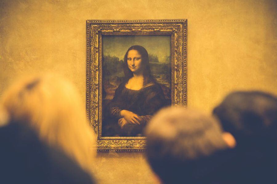 Crowd-in-Louvre-Museum