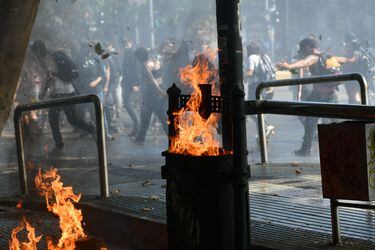 Día del Joven Combatiente: encapuchados queman bus del sistema RED y atacan a carabineros en cercanías de la Villa Francia 