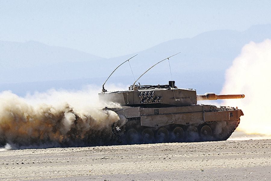 Tanque Leopard 2 A4, del Ejército de Chile, en un ejercicio en el desierto.