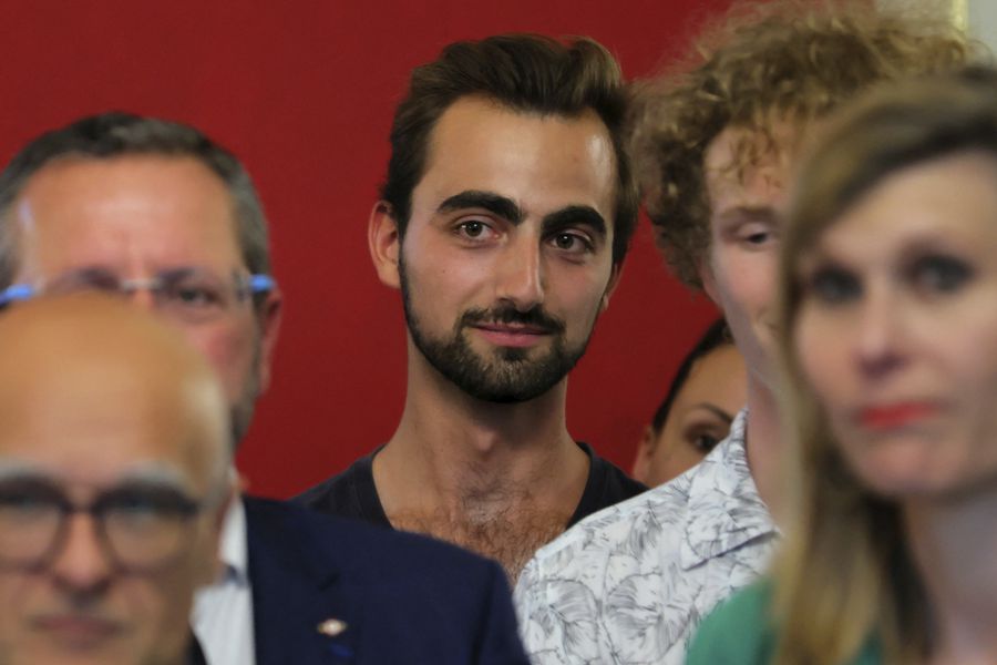 Henri, el héroe de la mochila, durante la visita del Presidente Emmanuel Macron a las víctimas del atentado en Annecy. Foto: AP