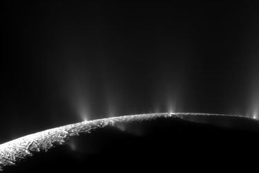 El sorprendente hallazgo del telescopio James Webb en una de las lunas de Saturno