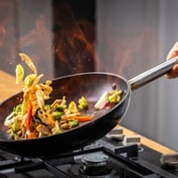 Cómo elegir, cuidar y saltear con un wok