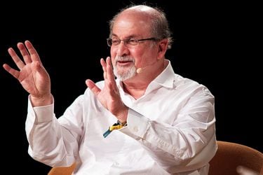 Ataque a Salman Rushdie revive las amenazas de muerte de Irán